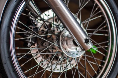 Closeup helikopter tekerlek krom fren pabuçları ve tekerlek teli