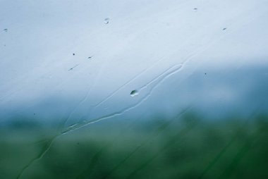 Lviv bölgesi, Ukrayna bir dağın peyzaj arka plan bulanık. -Yolcu pencere camına küçük yağmur damlaları araba tren. Karpatlar. Tatil, seyahat, rüya, yol ve hayat soyut kavram.