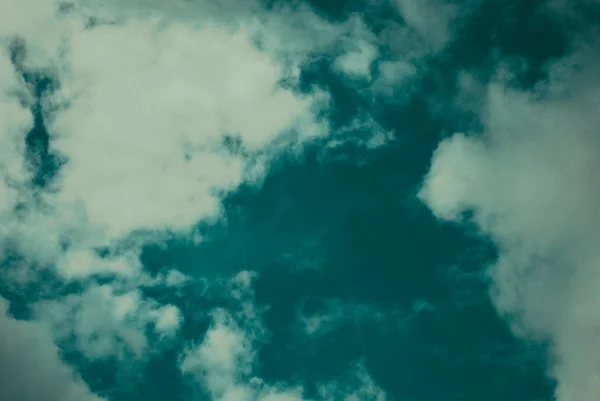 夏日黑暗忧郁的蓝绿色天空白云 — 图库照片