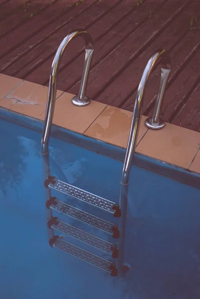 수영장 사다리 그리고 어두운 파란색 더러운 물입니다 버려진된 수영장입니다 빈티지 — 스톡 사진