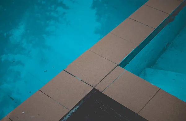 Água Suja Azul Escura Uma Antiga Piscina Abandonada Cores Vintage — Fotografia de Stock