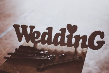 Beyaz plastik yazıt 