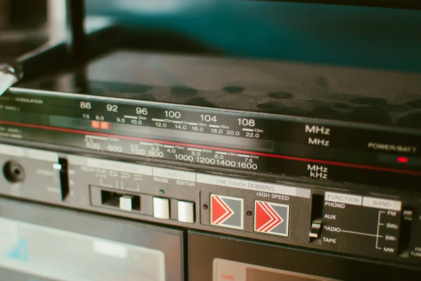ガレージの棚でレトロなほこりの多いラジカセ テープ レコーダー — ストック写真