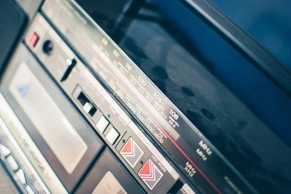 Retro Staubigen Boombox Tonbandgerät Auf Einem Regal Einer Garage — Stockfoto