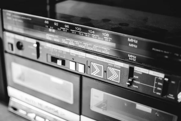 Retro Staubigen Boombox Tonbandgerät Auf Einem Regal Einer Garage — Stockfoto