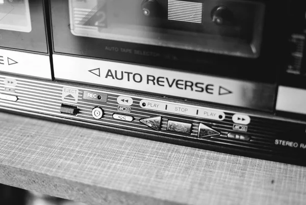 ガレージの棚でレトロなほこりの多いラジカセ テープ レコーダー — ストック写真