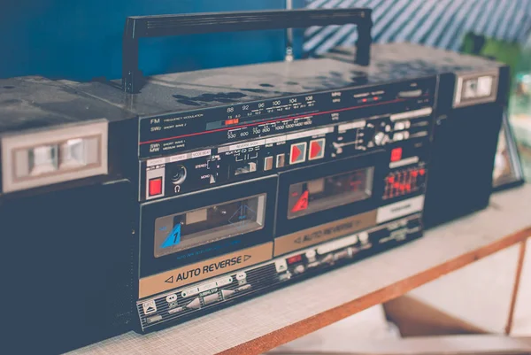 Retro Staubigen Boombox Tonbandgerät Auf Einem Regal Einer Garage — Stockfoto