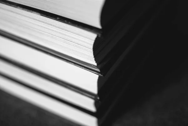 成堆的书在软木板上 页面特写 学习和文学的抽象概念 黑白相间 — 图库照片