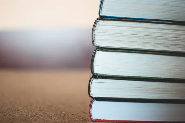 Könyvek Parafa Táblán Halom Vértes Oldalak Elvont Fogalom Tudás Oktatás — Stock Fotó