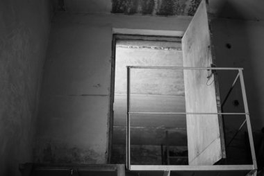 Eski metal kapı fabrika depolama. Korkutucu ve depresif. Siyah ve beyaz