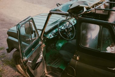Eski bir yeşil off-road 4 x 4 Araba kabin. Karpat Dağları, Ukrayna.
