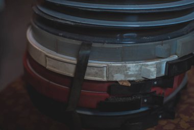 Ahşap raf depolama birimindeki döşeme eski retro bobin