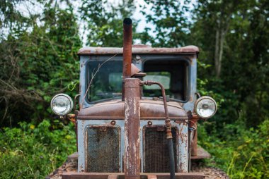Paslı traktör Ukrayna Karpat Dağları'nda terk edilmiş. Teknoloji toplantı doğa kavramı.