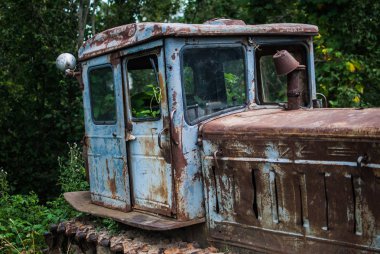 Paslı traktör Ukrayna Karpat Dağları'nda terk edilmiş