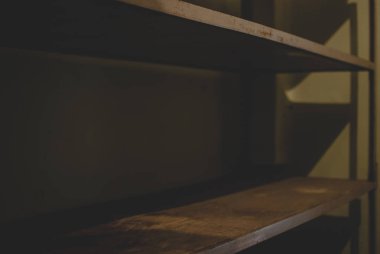 Pas depolama alanındaki boş metal raflar kaplı