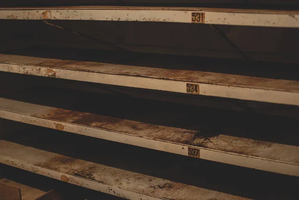 Lege Metalen Planken Bedekt Met Roest Opslag — Stockfoto