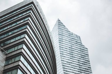 Cityscape iş bina, Varşova, Polonya. Yüksek gökdelenler ile çok sayıda pencere eşiği. Bulutlu afrernoon
