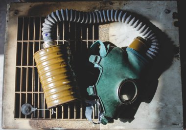 Bir eski Sovyet yeşil gaz depolama biriminde döşeme maskesi portre. Siyah ve beyaz