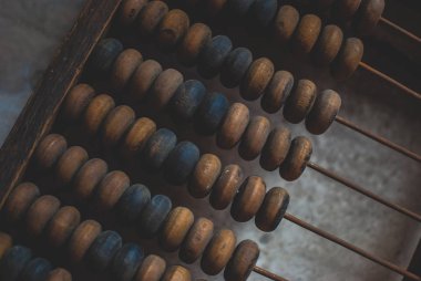 Eski ahşap abacus depolama tozlu yerde döşeme. Portre