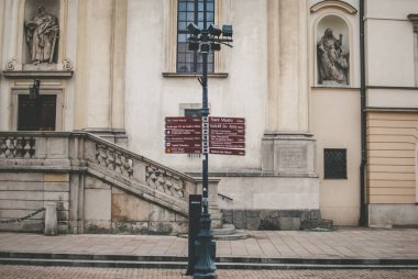 Polonya'nın başkenti Varşova erken Ağustos sabahı. Şehrin orta kısmında. Antik kilise