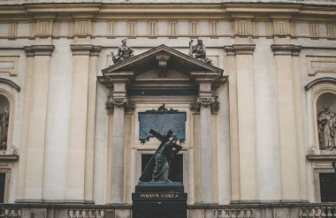 Polonya'nın başkenti Varşova erken Ağustos sabahı. Şehrin orta kısmında. Antik kilise