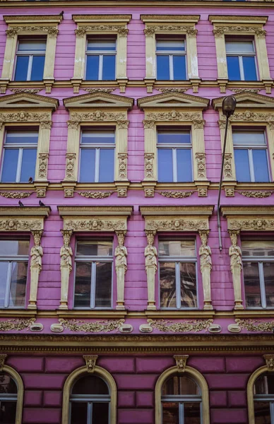 Nasycony Kolor Fioletowy Domu Centralnej Części Wrocław Polska Lokalnych Architektoniczny — Zdjęcie stockowe