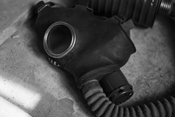 Fecho Uma Velha Máscara Gás Verde Soviética Colocada Armazém Preto — Fotografia de Stock