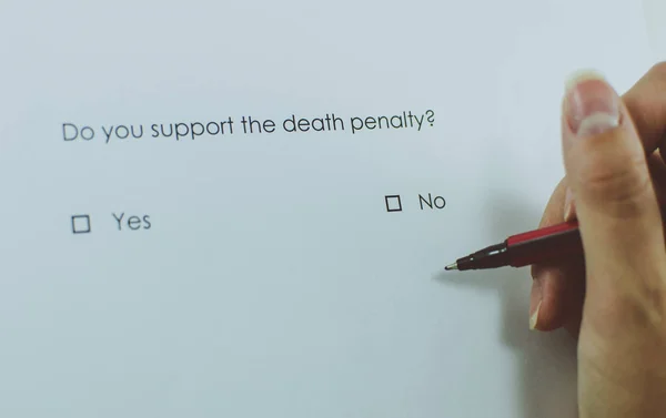 Ankieta Pytanie Czy Popierasz Kary Śmierci Pozwany Myślenia Odpowiedź Zbliżenie — Zdjęcie stockowe