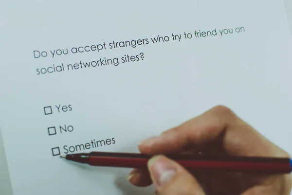 Питання Опитування Приймаєте Незнайомців Які Намагаються Подружитися Вами Сайтах Соціальних — стокове фото
