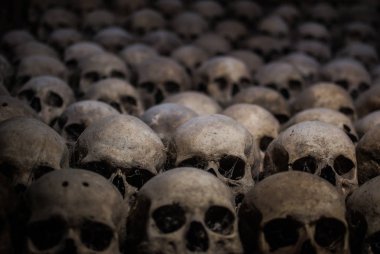 Kafatasları topluluğu örümcek ağı ve catacombs toz kaplı. Karanlıkta çok sayıda ürpertici kafatasları. Ölüm, terör ve kötülüğü simgeleyen soyut kavram.