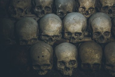 Kafatasları topluluğu örümcek ağı ve catacombs toz kaplı. Çok sayıda ürpertici kafatasları karanlıkta mum ışığı tarafından vurgulanır. Ölüm, terör ve kötülüğü simgeleyen soyut kavram.
