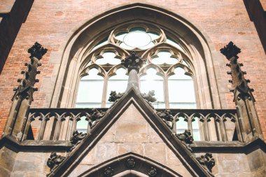 Güneş ışığı ve kırmızı bir Katolik Katedrali güzel mimari unsurları yansıtan vitray