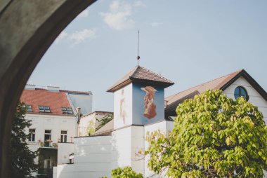 Brno, Çek Cumhuriyeti için evlerin kahverengi çatılar. Cityscape