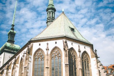 Brno, Çek Cumhuriyeti - 26 Ağustos: güneşli yaz sabahı şehrin güzel mimari. Eski Katolik Katedrali