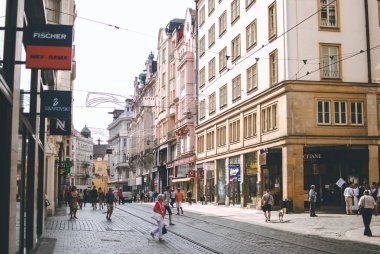 Brno, Çek Cumhuriyeti - 26 Ağustos: güneşli yaz sabahı şehrin güzel mimari. Yayalar karşıdan karşıya geçerken
