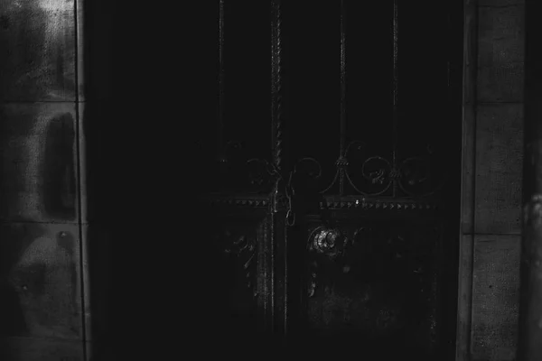 Μαύρο Πόρτες Του Παρεκκλησιού Αλυσίδες Στο Νεκροταφείο Στην Ηλιόλουστη Φθινοπωρινή — Φωτογραφία Αρχείου