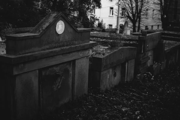 Monumentos Sombrios Cemitério Tarde Outono Ensolarado Preto Branco — Fotografia de Stock