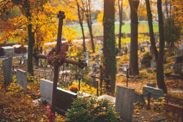 Rezavý Kovový Kříž Nad Náhrobní Kameny Hřbitově Žluté Listy Podzim — Stock fotografie