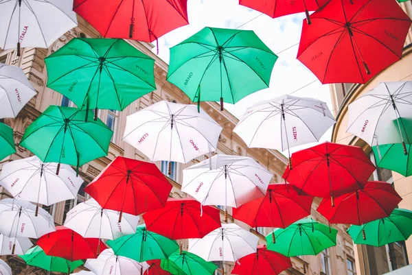 Брно Чехия Августа 2017 Коллекция Зонтов Над Улицей Зеленые Белые — стоковое фото