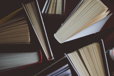 Ahşap masa açık kitap. Sayfaları closeup. Bilgi, eğitim, öğrenme ve Edebiyatı soyut kavram.