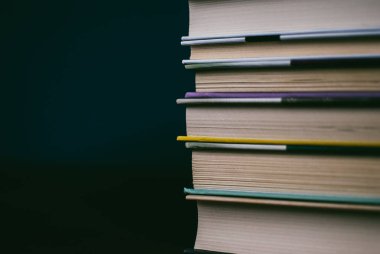 Mantar pano kitap yığını. Sayfaları closeup. Bilgi, eğitim, öğrenme ve Edebiyatı soyut kavram. Siyah ve beyaz