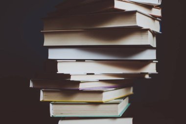 Tablo renkli kitap kule. Sayfaları closeup. Bilgi, eğitim, öğrenme ve Edebiyatı soyut kavram. Filtre