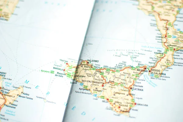ヴィンテージ レトロな色で旅行者の道路地図のクローズ アップ 国と西ヨーロッパの地図上の都市 パレルモ イタリア — ストック写真