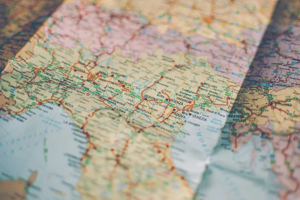 ヴィンテージ レトロな色で旅行者の道路地図のクローズ アップ 国と西ヨーロッパの地図上の都市 ヴェローナ イタリアのヴェネツィア — ストック写真