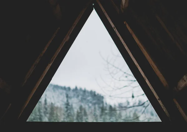 Espléndida Vista Del Paisaje Través Una Ventana Triangular Una Cabaña — Foto de Stock