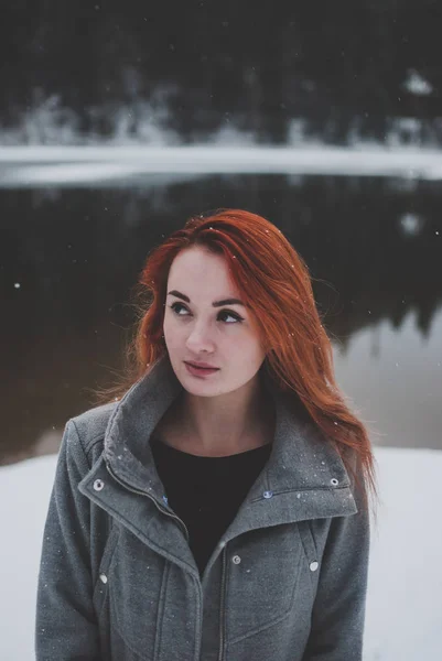 Synevyr 호수와 거리에서 잘생긴 어두운 그녀의 머리에 내림차순 눈송이입니다 로맨틱 — 스톡 사진
