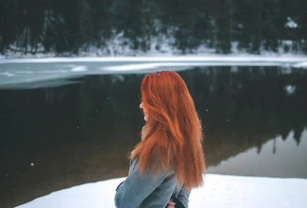 Przystojny Redhead Dziewczyna Patrząc Oddali Splendid Zacienionym Czarny Góry Jezioro — Zdjęcie stockowe