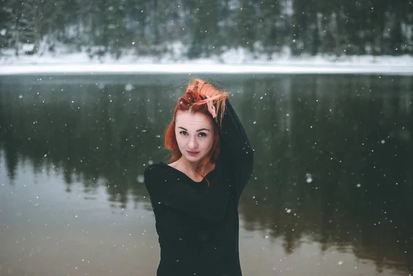 Снежинки Пролетают Над Красивой Темноглазой Рыжей Девушкой Смотрящей Камеру Играющей — стоковое фото