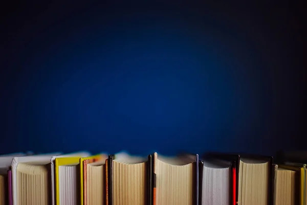Nya Böcker Den Mörkblå Bakgrunden Närbild Talonger Abstrakta Begreppet Kunskap — Stockfoto