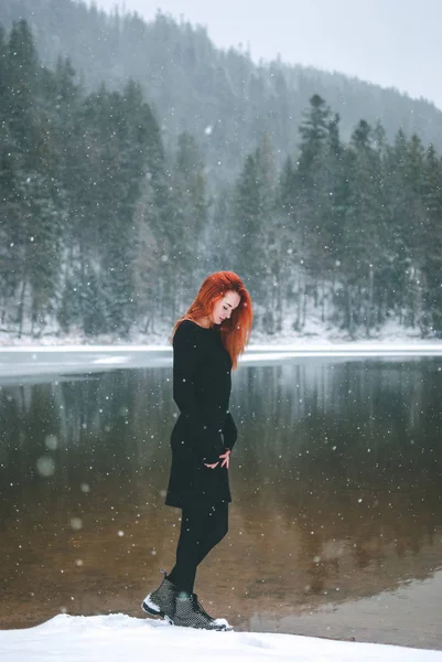 Красивая Рыжая Девушка Смотрит Вниз Снежинки Падают Волосы Великолепное Тенистое — стоковое фото